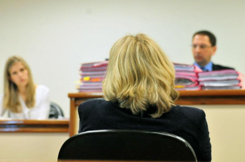 Juiz e promotora questionam Simone M&uuml;ller durante depoimento em Tr&ecirc;s Passos