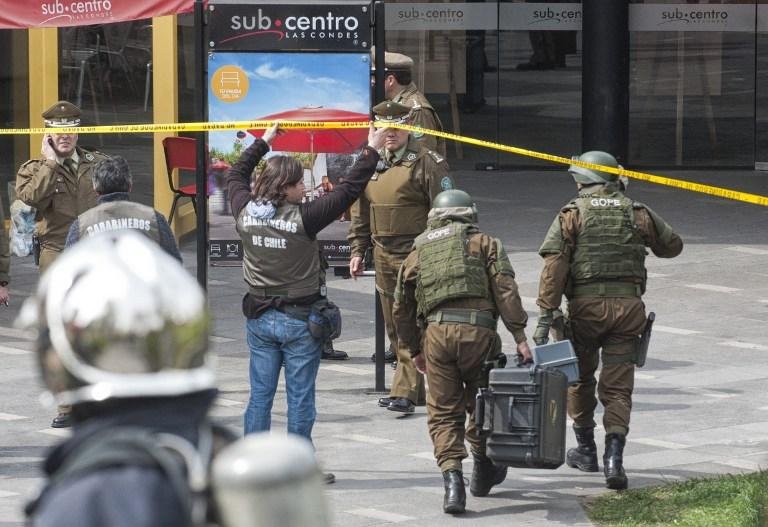 Policiais peritos em explosivos isolaram o local
