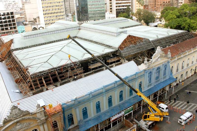 Nova cobertura met&aacute;lica est&aacute; em fase final de montagem