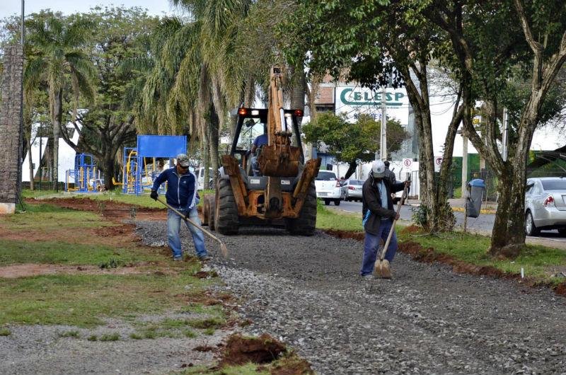 Equipes da prefeitura trabalham na prepara&ccedil;&atilde;o do asfalto das duas faixas
