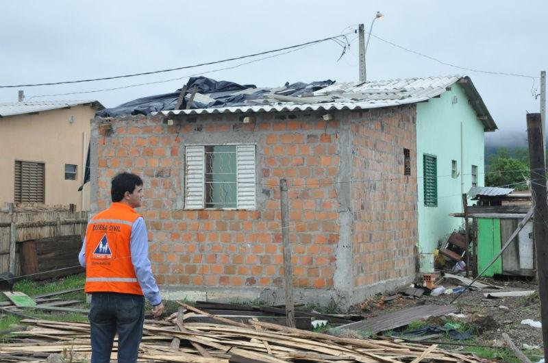 Ventania destelha pelo menos 15 casas em Santa Maria