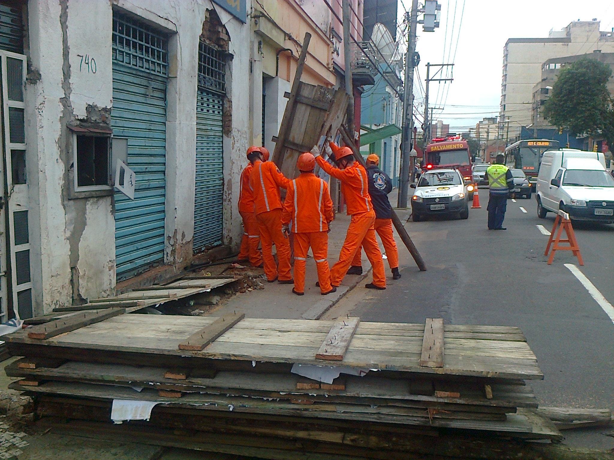 Estrutura impediu circula&ccedil;&atilde;o de pedestres na avenida Crist&oacute;v&atilde;o Colombo