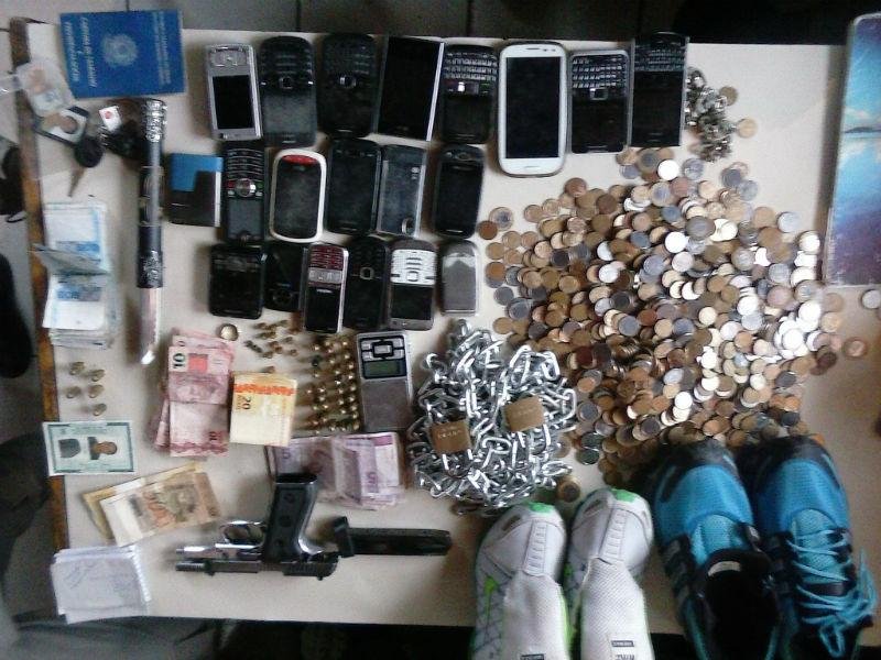 Na casa policiais encontraram 18 celulares