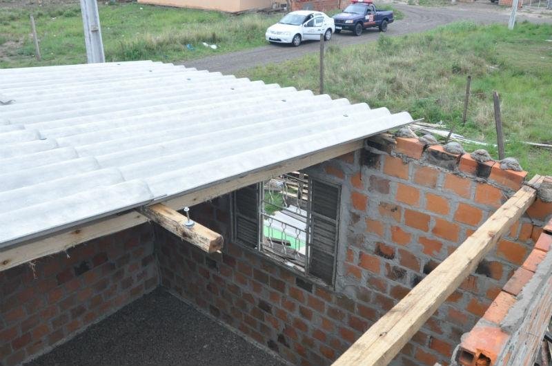 Pelo menos 15 casas foram destelhadas no munic&iacute;pio 