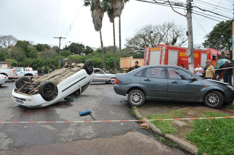 Dois ve&iacute;culos se envolveram na colis&atilde;o na avenida Dante &Acirc;ngelo Pilla, no bairro Rubem Berta