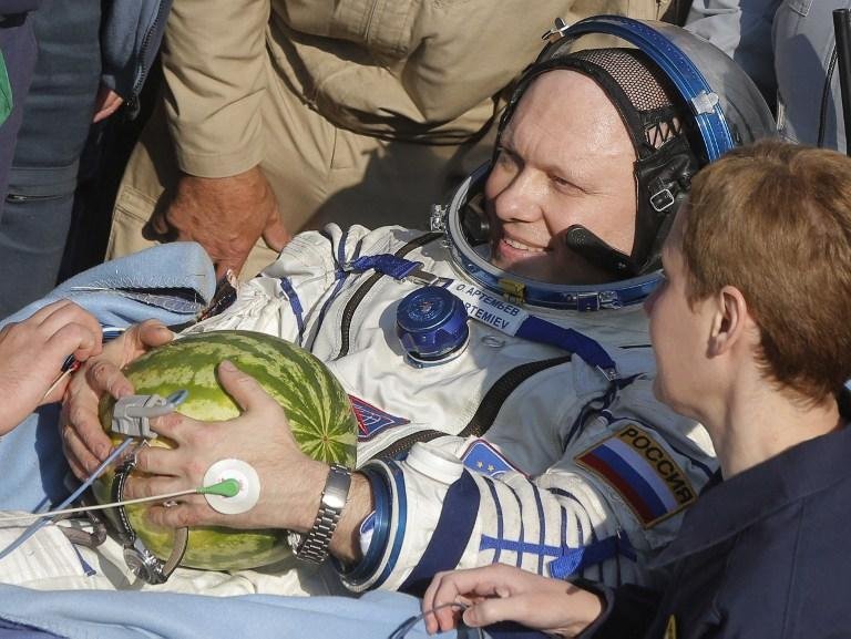 Astronautas russos e americano retornam para a Terra ap&oacute;s seis meses