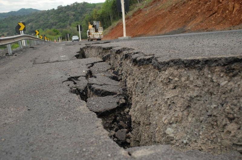 Problema foi notado h&aacute; alguns dias quando come&ccedil;aram a aparecer pequenas fissuras na 3&ordf; pista