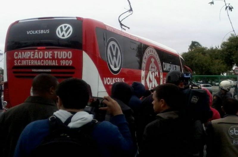 Torcedores protestaram na chegada da delega&ccedil;&atilde;o do Inter