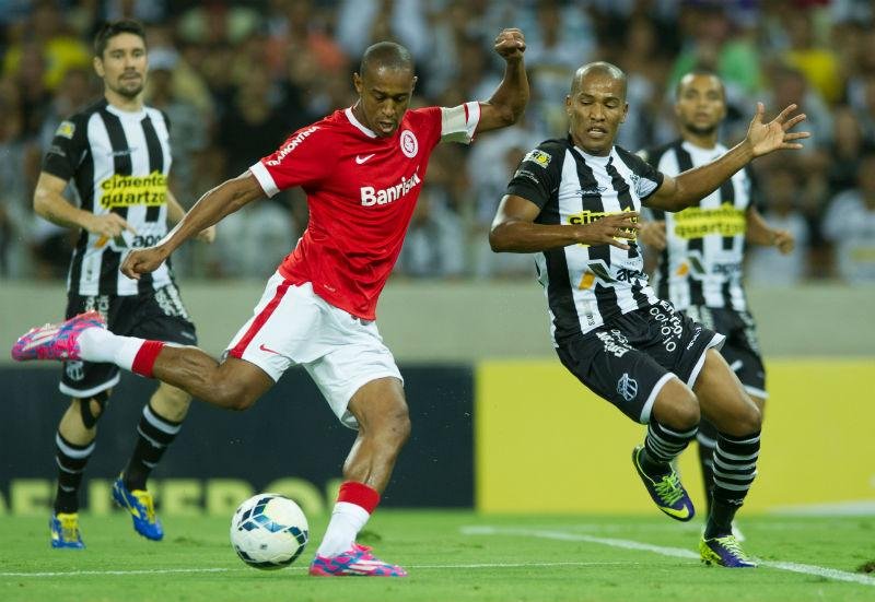 Lateral-esquerdo Fabr&iacute;cio ter&aacute; que cumprir suspens&atilde;o autom&aacute;tica no domingo