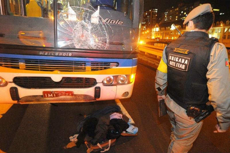 V&iacute;tima foi atingida por &ocirc;nibus, por volta das 20h desta quinta-feira