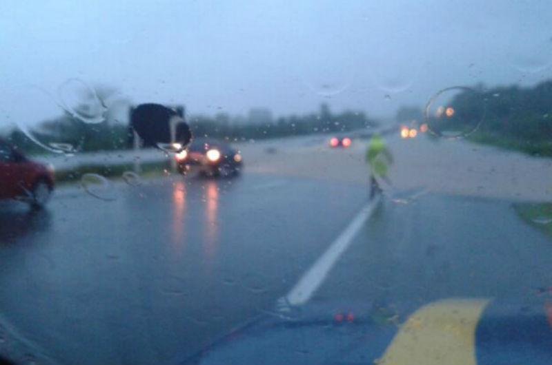 Chuva causa alagamento na BR 101, em Os&oacute;rio
