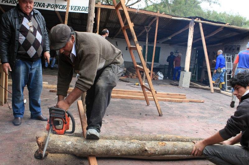 Cem pessoas trabalham na reconstru&ccedil;&atilde;o 