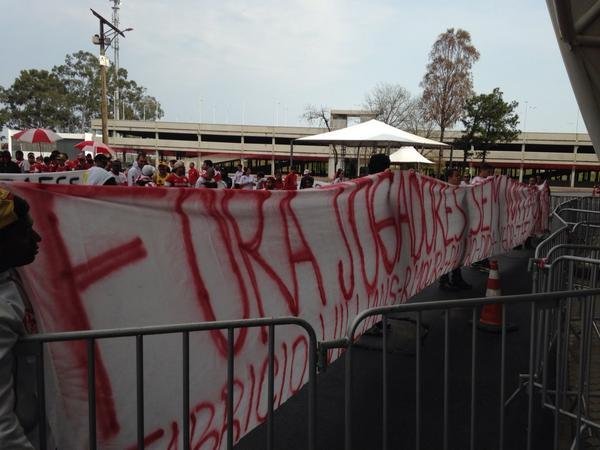 Cerca de 100 torcedores realizam protesto em treino do Inter 
