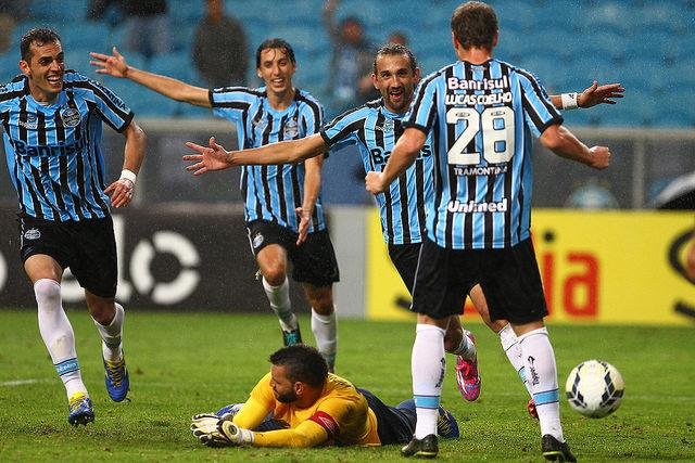 Gr&ecirc;mio muda log&iacute;stica e jogadores madrugam antes de viagem para BH