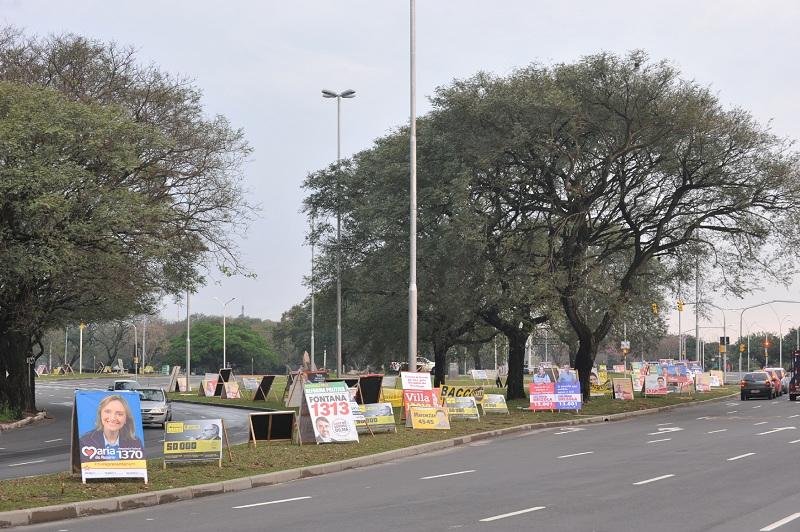 Cavaletes, placas e lonas disputam aten&ccedil;&atilde;o em locais de grande movimento
