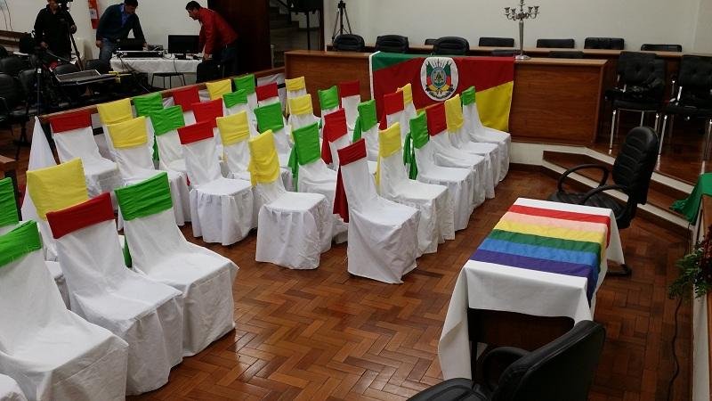 F&oacute;rum recebeu decora&ccedil;&atilde;o com cores da bandeira do RS