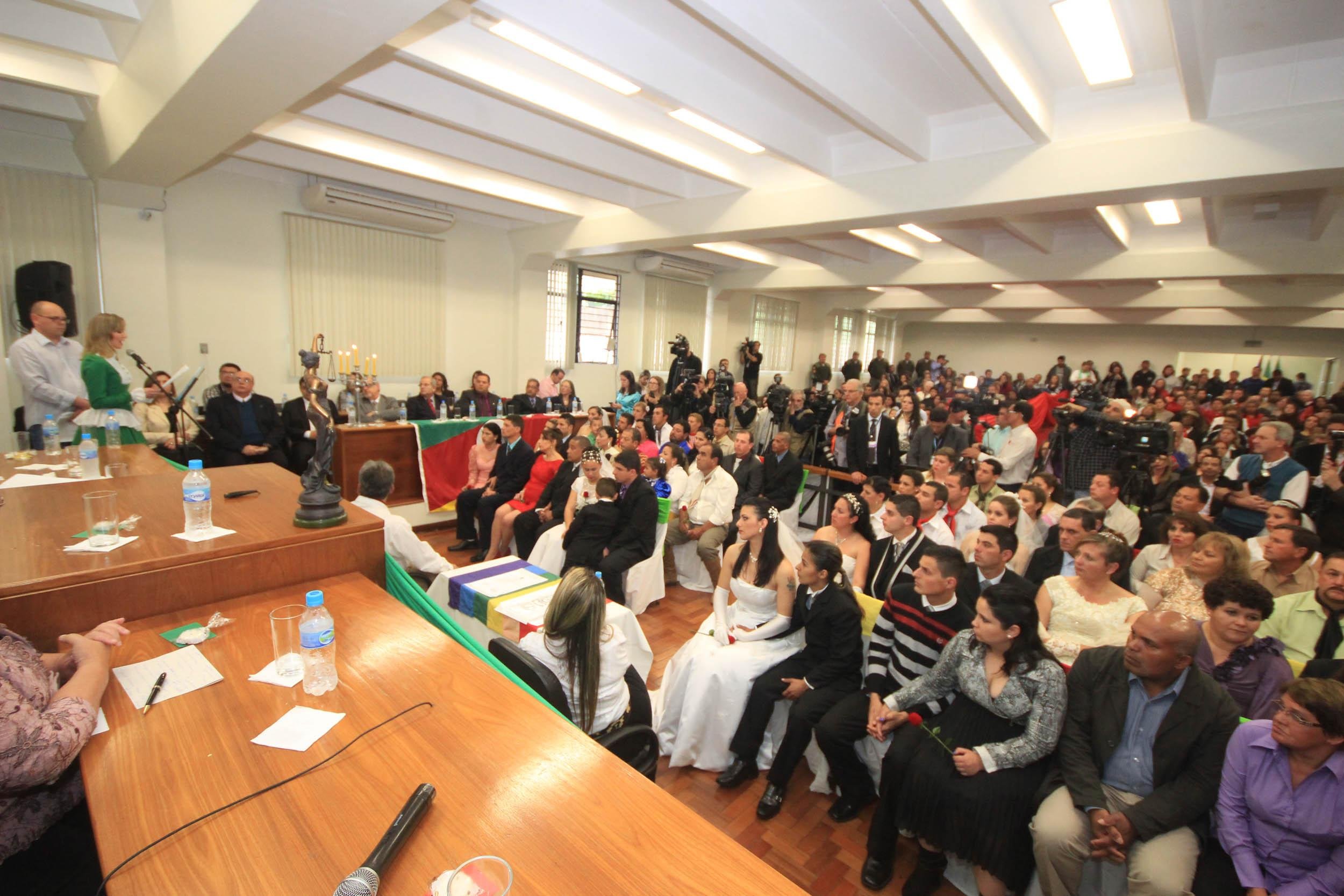F&oacute;rum de Livramento ficou lotado para a cerim&ocirc;nia de casamento coletivo