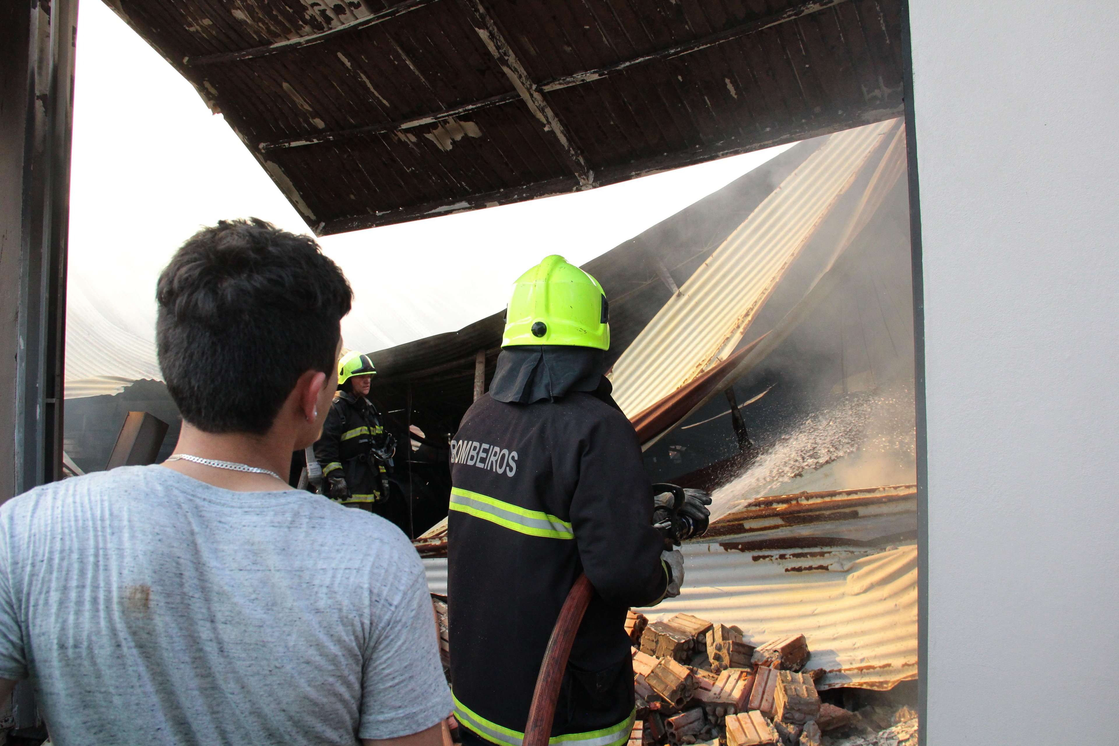Bombeiros trabalham desde o come&ccedil;o da tarde no combate ao fogo