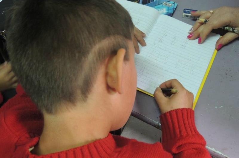 Crian&ccedil;as que residem na casa participam de oficinas e recebem refor&ccedil;o escolar