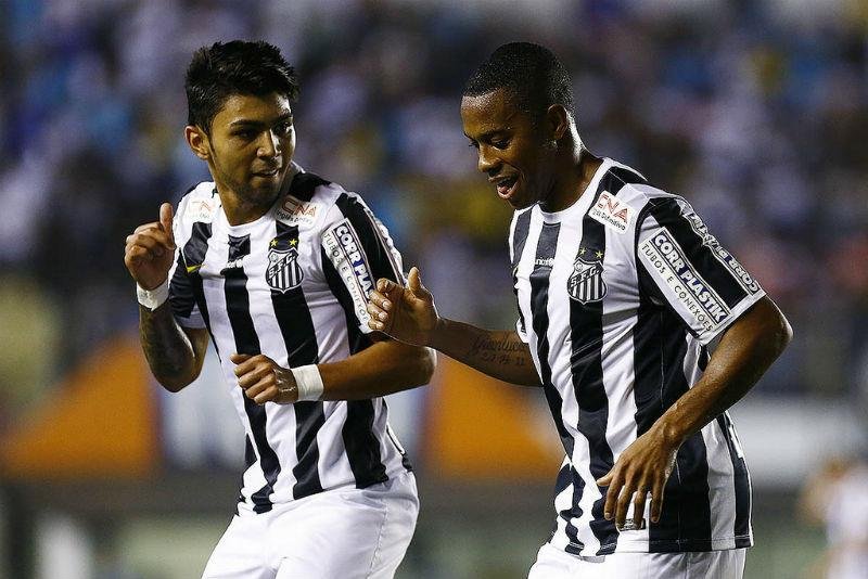 Robinho (&agrave; direita) marcou contra o Coritiba