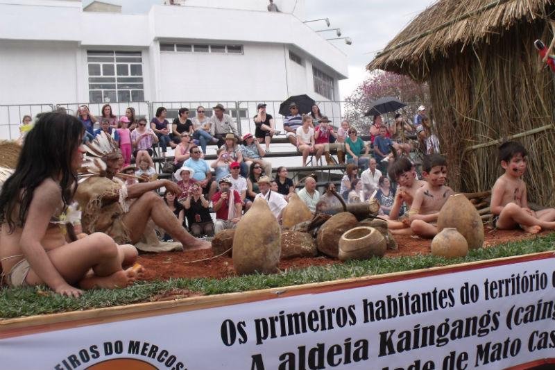 Desfile tem&aacute;tico contou a hist&oacute;ria e costumes ga&uacute;chos, em Passo Fundo