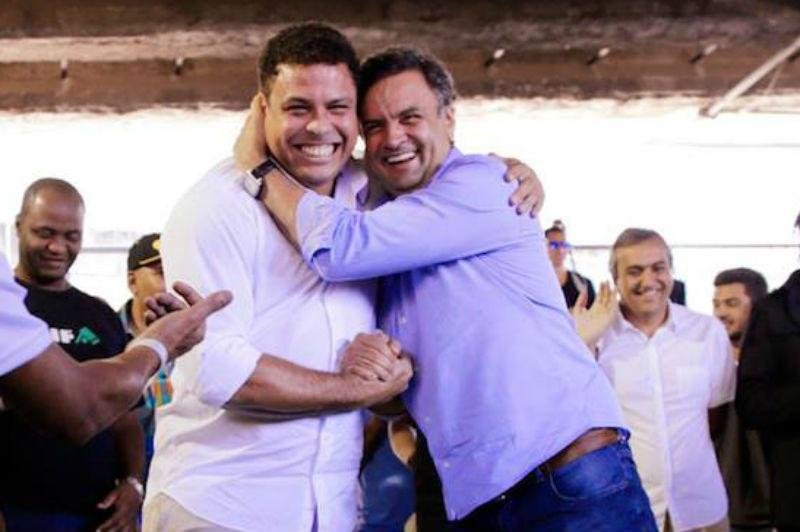 Acompanhando A&eacute;cio Neves, ex-jogador defendeu puni&ccedil;&atilde;o a pr&aacute;ticas racistas