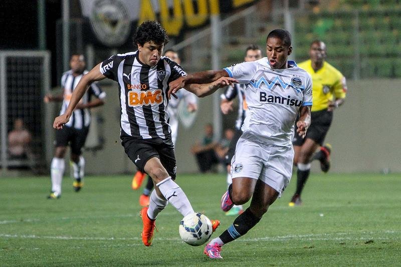 T&eacute;cnico elogiou melhora no segundo tempo e projetou briga forte por vaga na Libertadores