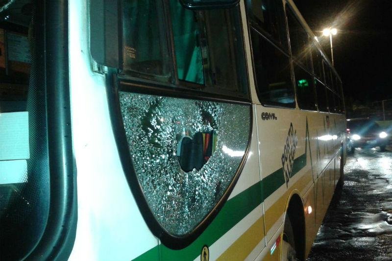 BM prende trio por depreda&ccedil;&atilde;o de &ocirc;nibus na zona Leste da Capital 