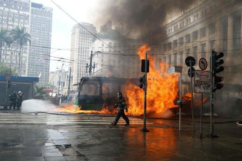 &Ocirc;nibus s&atilde;o incendiados durante protesto em S&atilde;o Paulo