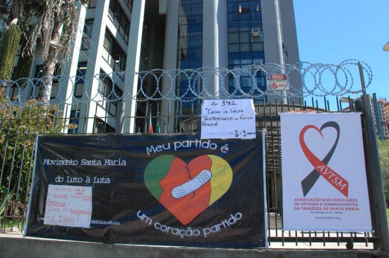 Faixas colocadas na frente do f&oacute;rum pedem por justi&ccedil;a