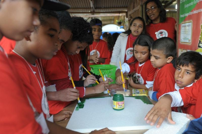 Estudantes participam da cria&ccedil;&atilde;o de uma maquete que conta a hist&oacute;ria do Charque