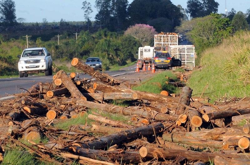 Carreta tomba na BR 290, em Eldorado do Sul