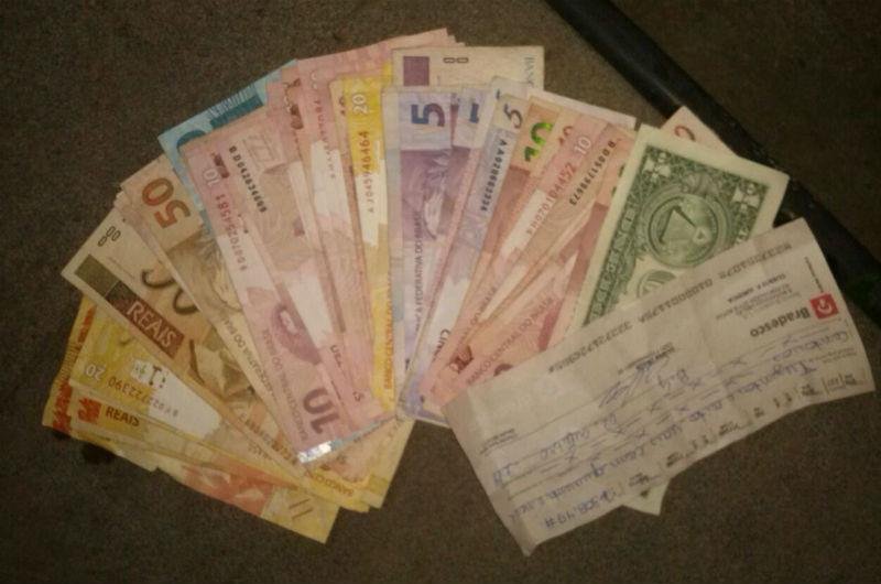 Pol&iacute;cia apreendeu tamb&eacute;m dinheiro e cheque