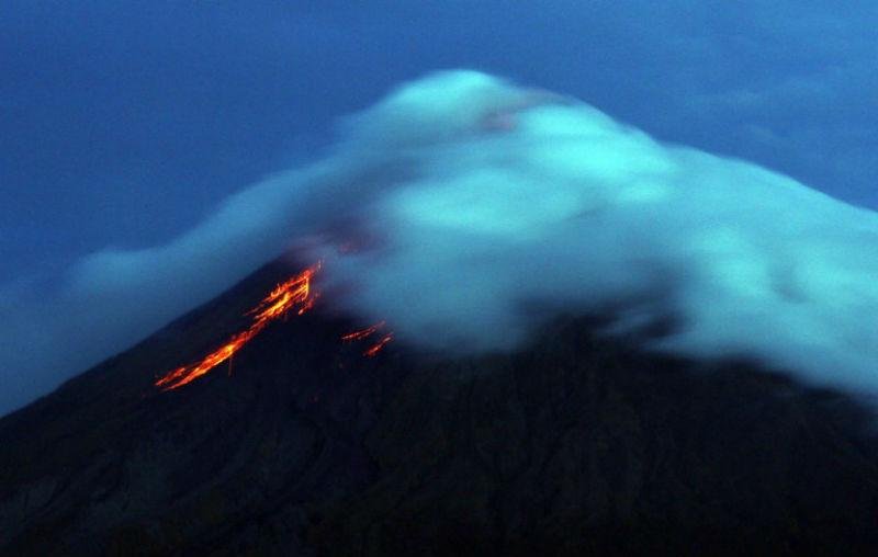 Vulc&atilde;o filipino come&ccedil;a a jorrar lava
