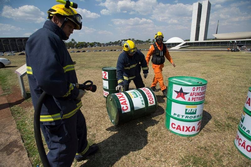 Em uma medida preventiva, os bombeiros usaram extintores de inc&ecirc;ndio antes de recolher os barris