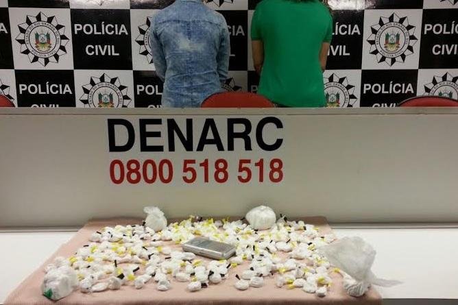 Pelo menos 300 buchas da droga prontas para a venda foram apreendidas em armaz&eacute;m