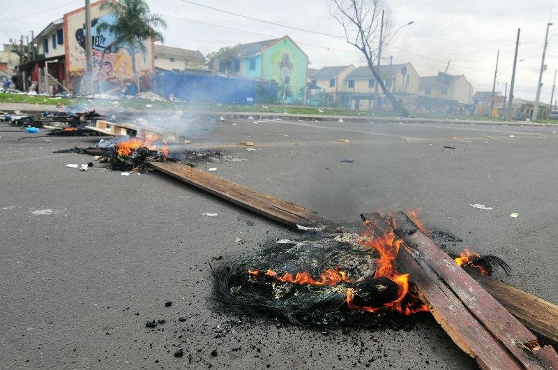 Moradores da Vila dos Papeleiros fazem novo protesto em Porto Alegre