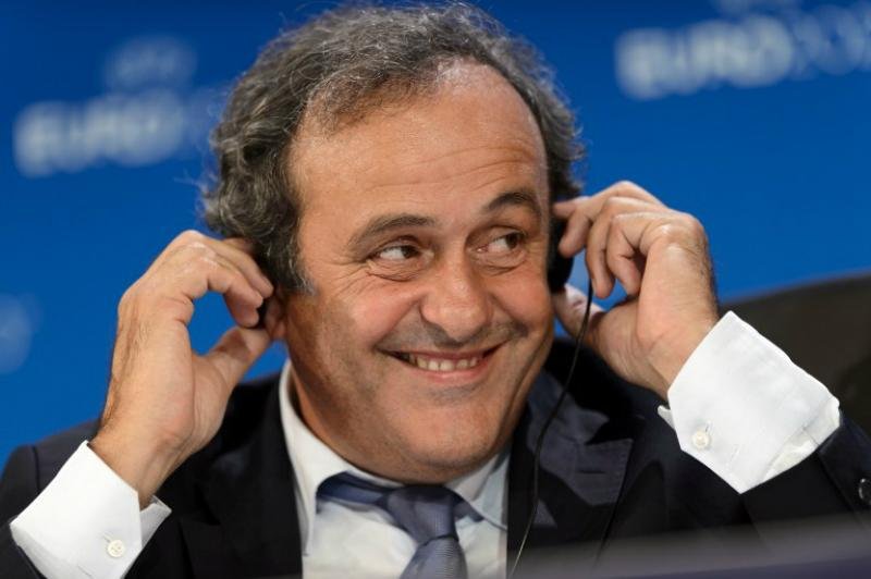 Platini n&atilde;o quer devolver rel&oacute;gio dado pela CBF