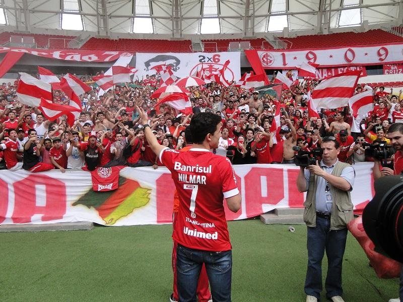 Nilmar saudou os torcedores, distribuiu aut&oacute;grafos e jogou bolas para a torcida