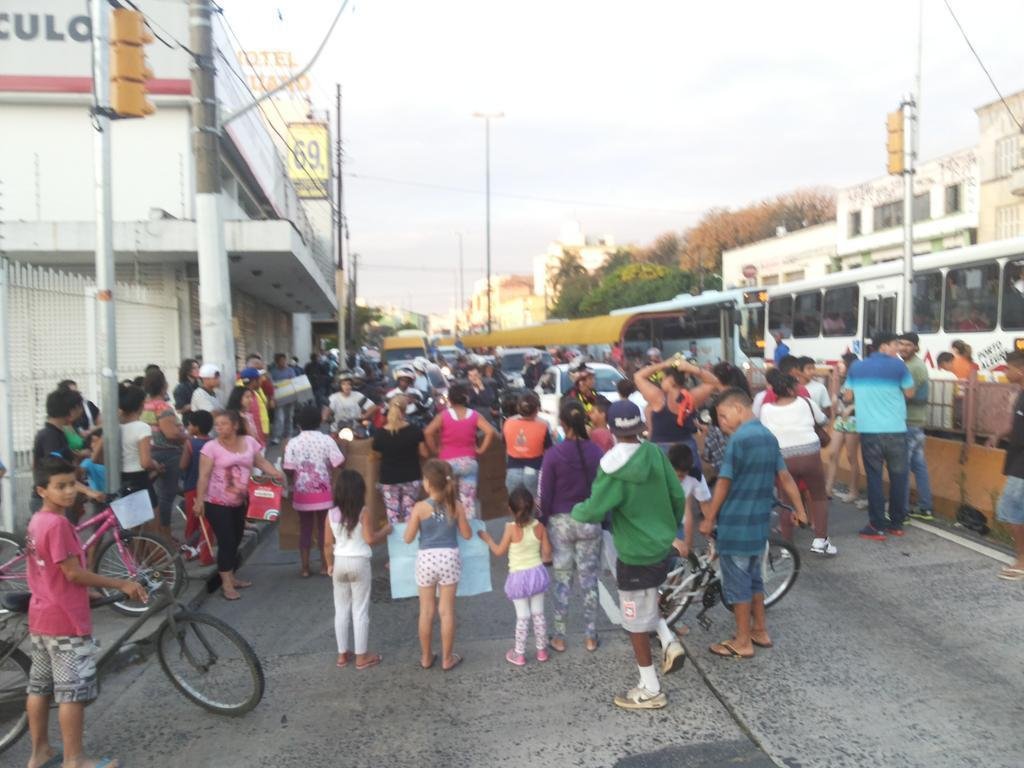 Manifestantes bloqueiam a Volunt&aacute;rios da P&aacute;tria