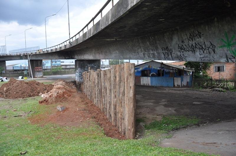 Fam&iacute;lias ficam bloqueadas &agrave;s margens da BR 116, em Canoas
