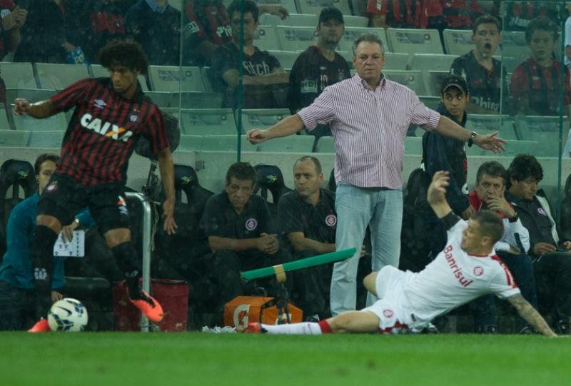 Abel Braga gostou da alma do Inter no primeiro tempo com chuva forte