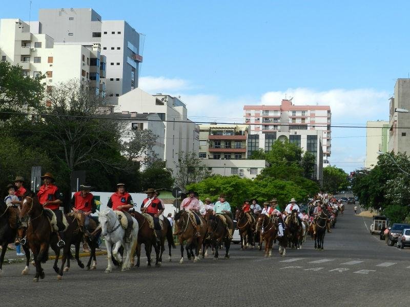 Mais de 300 cavaleiros encerraram os festejos da Semana Farroupilha em Lajeado