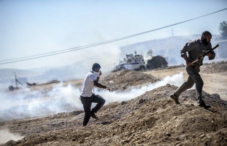 Manifestantes cursos entram em conflito com pol&iacute;cia turca na fronteira