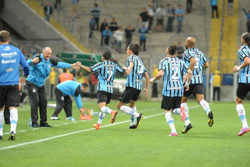 Dudu abre o placar na Arena e corre para receber o abra&ccedil;o de Felip&atilde;o