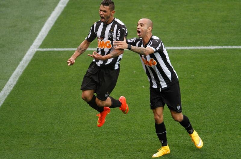 Diego Tardelli, de chuteiras amarelas, marcou um dos gols do Atl&eacute;tico-MG