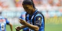 Com um gol e uma assistência, Ronaldinho saiu muito aplaudido pela torcida rival