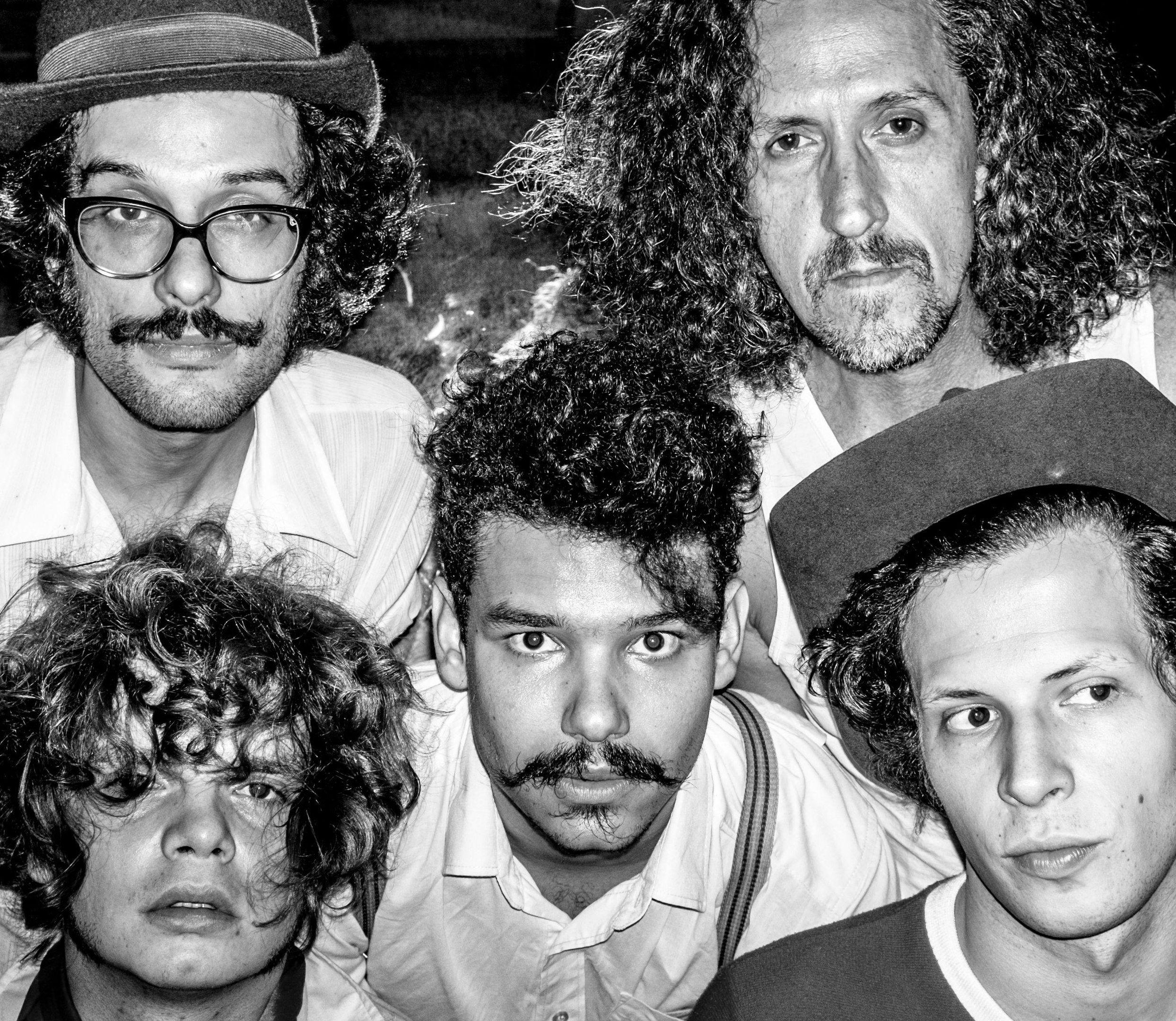 Mustache & Os Apaches &eacute; atra&ccedil;&atilde;o do Segunda Maluca