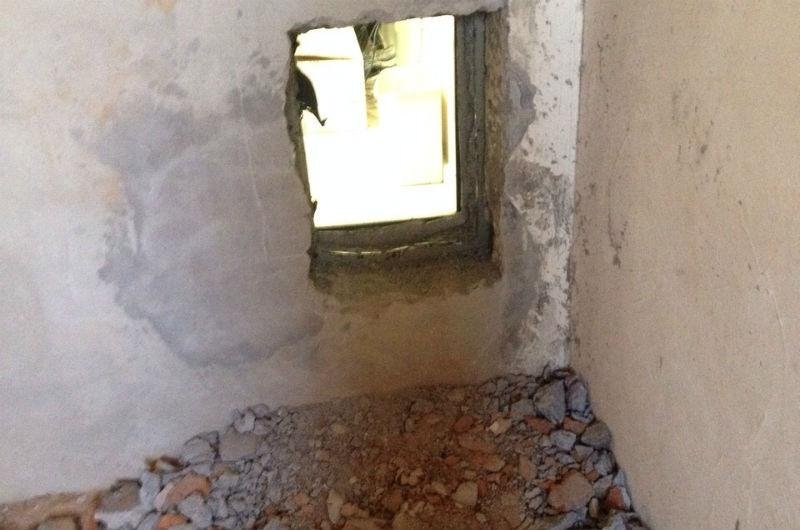 Criminosos fizeram buraco na parede para acessar cofre