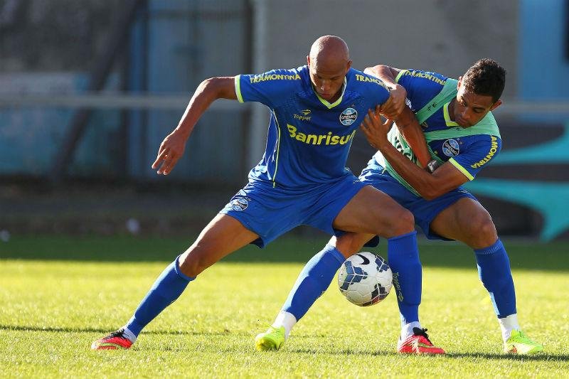 Werley, de colete, dever&aacute; ser titular na vaga de Pedro Geromel, suspenso